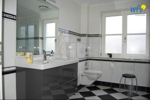 bagno bianco con lavandino e servizi igienici di Ferienhaus Rademacher Ferienwohnung 2 a Binz