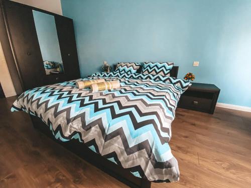 1 cama grande con edredón blanco y negro en City Center Apartment en Chisináu