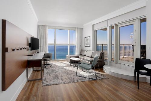 Телевизор и/или развлекательный центр в Holiday Inn Express Pensacola Beach by IHG