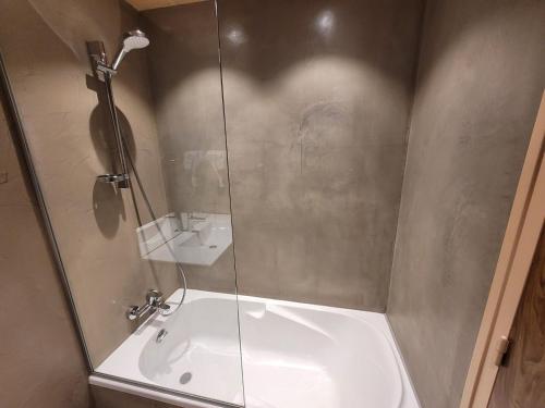 Appartement rénové au pied des pistes avec parking couvert