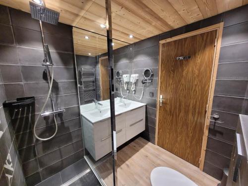 ein Badezimmer mit Dusche und Waschbecken in der Unterkunft Appartement rénové aux Gets avec balcon, 3 chambres, WiFi, parking - FR-1-598-122 in Les Gets