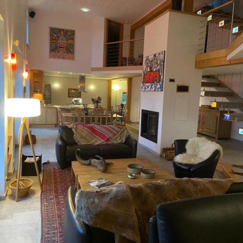un salon avec des canapés et une table basse dans l'établissement Les Hauts de la Piquante Pierre, à Basse-sur-le-Rupt