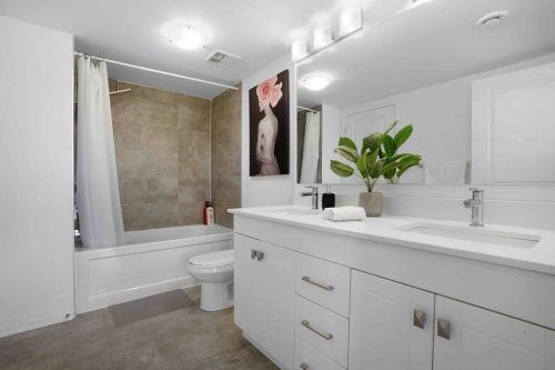 Baño blanco con lavabo y aseo en Newly Built Modern 4BR Townhouse w/ Parking, en Oshawa