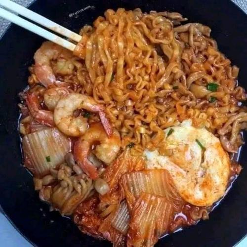 Makanan di atau berdekatan rumah tamu ini