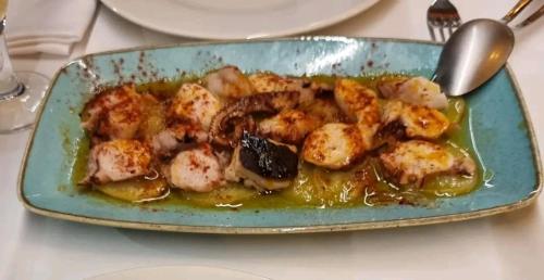 Makanan di atau berdekatan rumah tamu ini