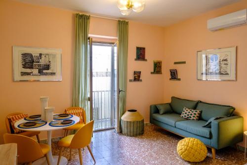 un salon avec un canapé et une table dans l'établissement La Golden View, à Vieste