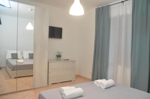 een slaapkamer met 2 bedden en een spiegel bij Il sogno di Rosa in Massa Lubrense