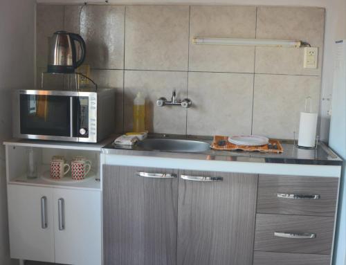 Een keuken of kitchenette bij Monoambientes Avril