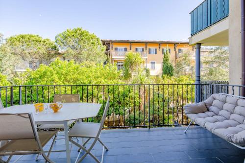 ラ・クロワ・ヴァルメにあるAppartement Lardier - Résidence le clôt des Sarments - Welkeysのバルコニー(テーブル、椅子付)