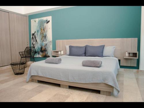- une chambre avec un grand lit et 2 oreillers dans l'établissement Torre Diez Grupo Amber - Collection O, à Playa del Carmen