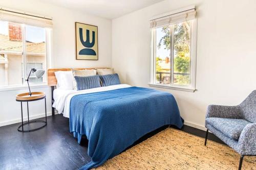 1 dormitorio con 1 cama y 1 silla en Contemporary Front House w Shared Patio en Long Beach