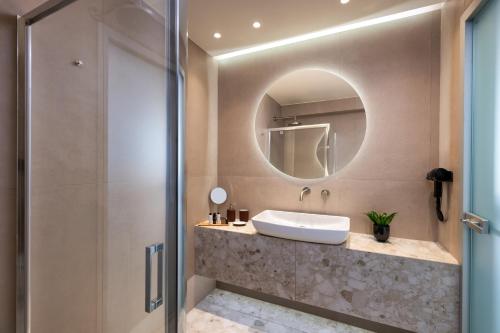 La salle de bains est pourvue d'un lavabo et d'un miroir. dans l'établissement Pelagus City - Luxury Suite II, à Thessalonique