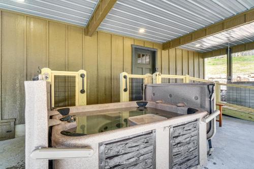 - un lavabo à l'intérieur d'une grange dans l'établissement Modern Cabin with Hot Tub Near Tail of the Dragon!, à Tallassee