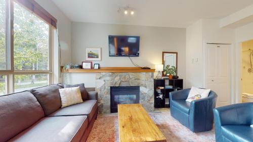 Un lugar para sentarse en 2BR in Symphony close to Whistler Village with Complex Hot Tub and Gas Fireplace