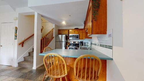 Una cocina o cocineta en 2BR in Symphony close to Whistler Village with Complex Hot Tub and Gas Fireplace