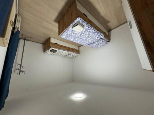um tecto com uma clarabóia num quarto em 2 Schlafzimmer Apartment em Euratsfeld