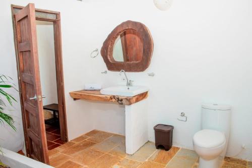 een badkamer met een wastafel en een toilet bij GLAMPING PUNTA CAÑON in Villanueva