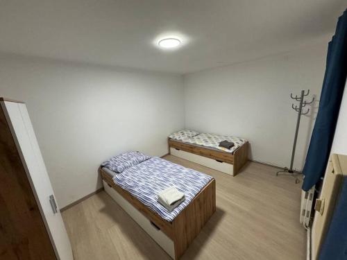 um quarto com duas camas num quarto em 2 Schlafzimmer Apartment em Euratsfeld