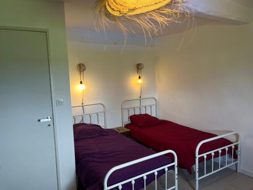 - une chambre avec deux lits et un plafond dans l'établissement Maison ancienne Bourgogne piscine privée 7 x 3,5 x 1,30, à Saint-Julien-de-Civry