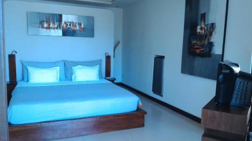 A bed or beds in a room at Amarta Beach Cottages