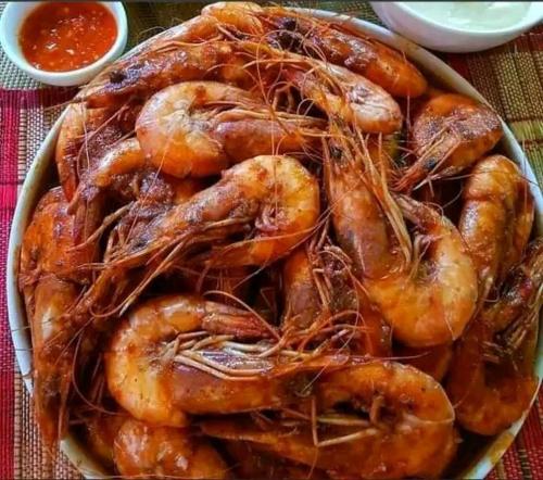 Makanan di atau berdekatan rumah tamu ini