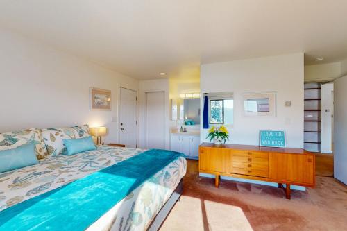 ein Schlafzimmer mit einem großen Bett und einer Holzkommode in der Unterkunft Port Ludlow Resort Condo in Port Ludlow