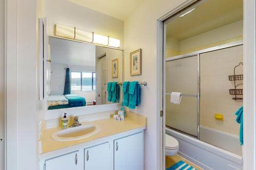 ein Badezimmer mit einem Waschbecken, einem WC und einem Spiegel in der Unterkunft Port Ludlow Resort Condo in Port Ludlow