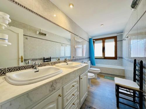 a bathroom with two sinks and a large mirror at Llevant CostaBravaSi in Sant Feliu de Guíxols