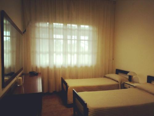 Habitación de hotel con 2 camas y ventana en Hotel Park Le Baleari en Tirrenia