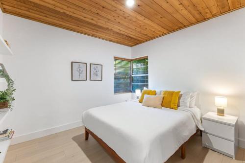 a white bedroom with a bed and a wooden ceiling at Welcoming Airbnb Walkig distance to Las Olas Blvd in Fort Lauderdale