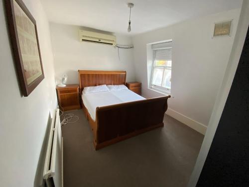 En eller flere senger på et rom på 3 Bedroom Top floor apartment Kensington