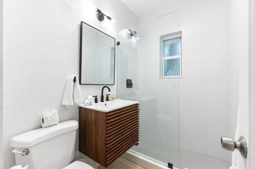 ein Badezimmer mit Dusche, Toilette und Waschbecken in der Unterkunft Welcoming Airbnb Walkig distance to Las Olas Blvd in Fort Lauderdale