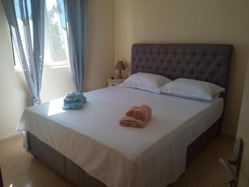 1 dormitorio con 1 cama grande y toallas. en Glaros en Ermioni