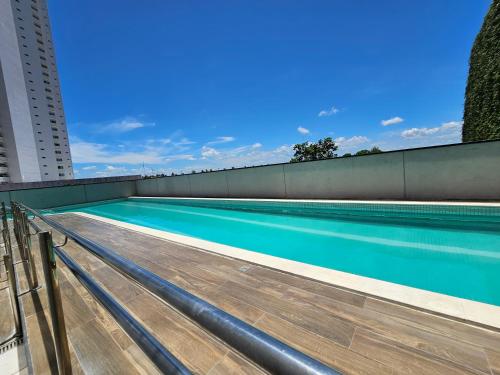basen z niebieską wodą w budynku w obiekcie Flat #2506 BARRA HOME STAY w mieście Recife