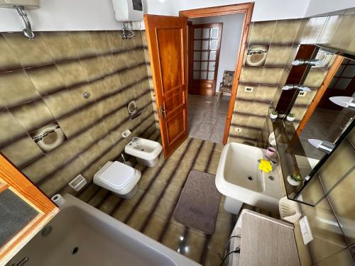 Un baño con bañera, lavabo e inodoro. en Villa Posillipo, en Marina di Mancaversa