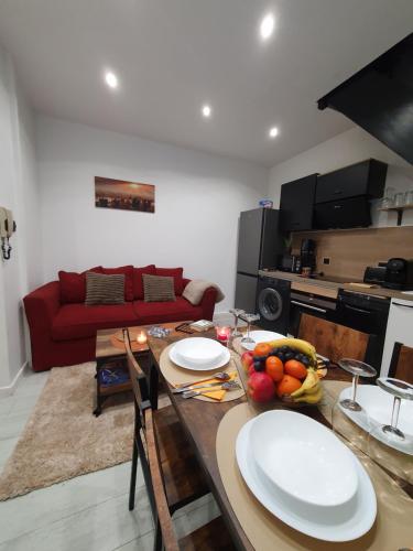 d'un salon avec une table et des plaques de cuisson. dans l'établissement Duplex avec mezzanine au cœur de la ville de nancy, à Nancy