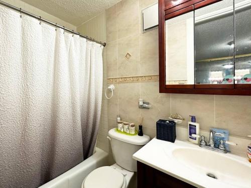 Koupelna v ubytování Marina View Condo 2 Bed / 2 Bath Sleeps 7