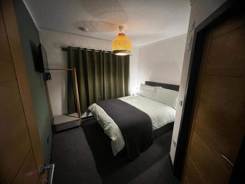 Tempat tidur dalam kamar di Hillview Portree Isle of Skye Self Catering House