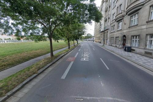 una strada vuota con alberi sul lato di un edificio di Hip Prague Area Central Flat a Praga