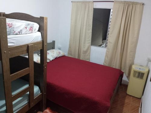 Двухъярусная кровать или двухъярусные кровати в номере Casa com ar condicionado perto da Expo SP e Jd Zoologico