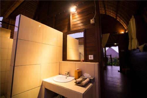 a bathroom with a sink and a mirror at Sunset Coin Lembongan in Nusa Lembongan