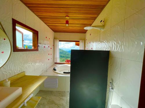 Foto dalla galleria di Chalé 2 hidromassagem lareira e cozinha a Gonçalves