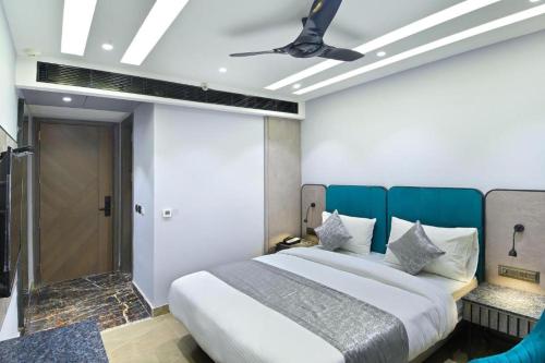 una camera con un grande letto con testiera blu di International Embassy Suites a Nuova Delhi