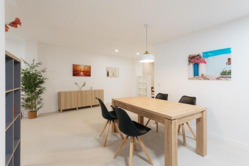 a dining room with a wooden table and chairs at Amplio Apartamento Cerca Centro Histórico y Turia 5pax 2 Bath in Valencia