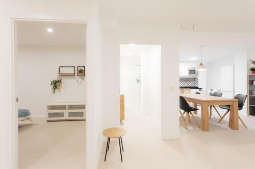 a kitchen and dining room with a table and chairs at Amplio Apartamento Cerca Centro Histórico y Turia 5pax 2 Bath in Valencia