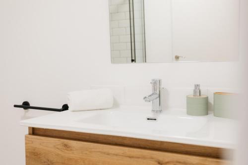 a bathroom counter with a sink and a mirror at Amplio Apartamento Cerca Centro Histórico y Turia 5pax 2 Bath in Valencia