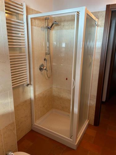 W łazience znajduje się prysznic ze szklanymi drzwiami. w obiekcie Casa del Sole w mieście Dorio
