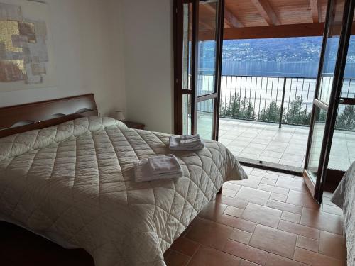 1 dormitorio con cama y vistas al océano en Casa del Sole, en Dorio