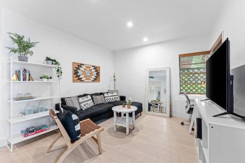 a living room with a couch and a tv at Beautiful Apt in Victoria Park (Las Olas Blvd) in Fort Lauderdale
