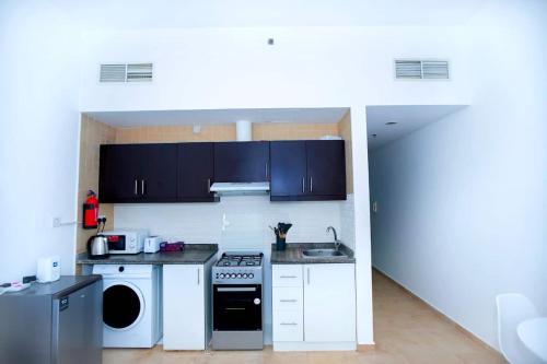 Η κουζίνα ή μικρή κουζίνα στο Your Silicon Oasis Comfort Haven